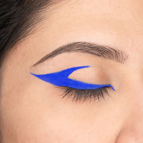 Eyeliner bleu sur les paupières