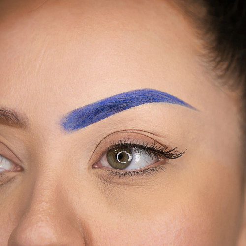 Eyeliner bleu sur les sourcils